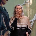 Las actriz Núria Espert saluda a su llegada a la presentación de la obra ‘La isla del aireí, en el Teatre Romea, a 23 de marzo de 2023, en Barcelona, Catalunya (España). La historia está ambientada en Menorca, donde una familia de cinco mujeres, guiadas por la matriarca de la familia, se adentran en un viaje en barca a la Isla del Aire, donde surgen enfrentamientos entre los familiares. La obra está dirigida por Mario Gas y se estrena el próximo viernes 25 de marzo.