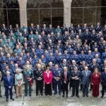 Foto de familia del rector de la Usal, Ricardo Rivero, con los miembros de los Cuerpos homenajeados y autoridades