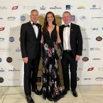 Marcelo de Stefano, Telma Ortiz Rocasolano y el embajador Frank Smyth en la cena de Gala