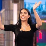 Georgina Rodriguez con vestido negro en 'El Hormiguero'.