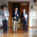 Conrado Íscar junto a Víctor Alonso y Agapito Hernández, antes de hacer balance de legislatura