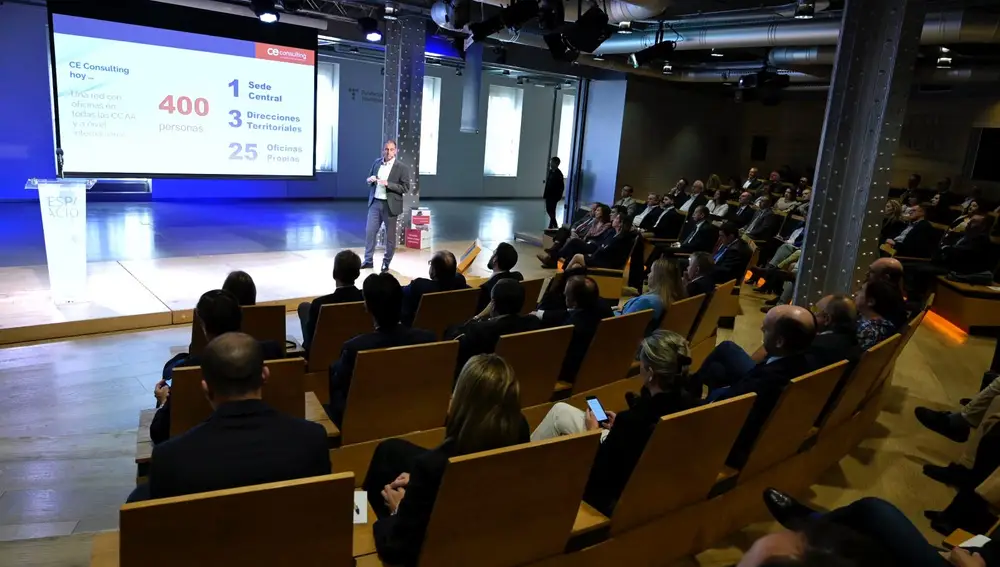 La firma, con sede central en Madrid, cuenta con tres direcciones territoriales, 25 oficinas propias, una red de oficinas con presencia en todas las comunidades autónomas y a nivel internacional y más de 800 profesionales.
