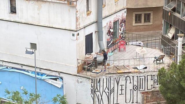 Los "okupas" evitan con pistolas de balines el desalojo de su histórico bastión Los "okupas" evitan con pistolas de balines el desalojo de su histórico bastión