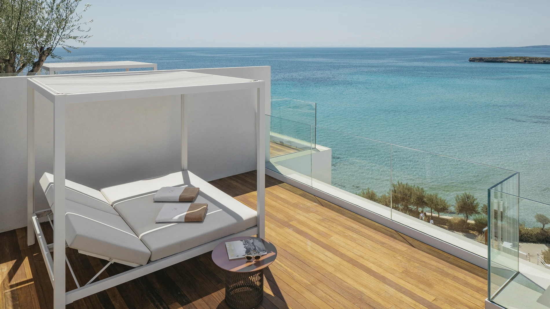 Vista desde una de las suites del hotel Villa le Blance de Meliá en la playa Santo Tomás, Menorca