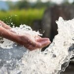 Manos bajo un chorro de agua