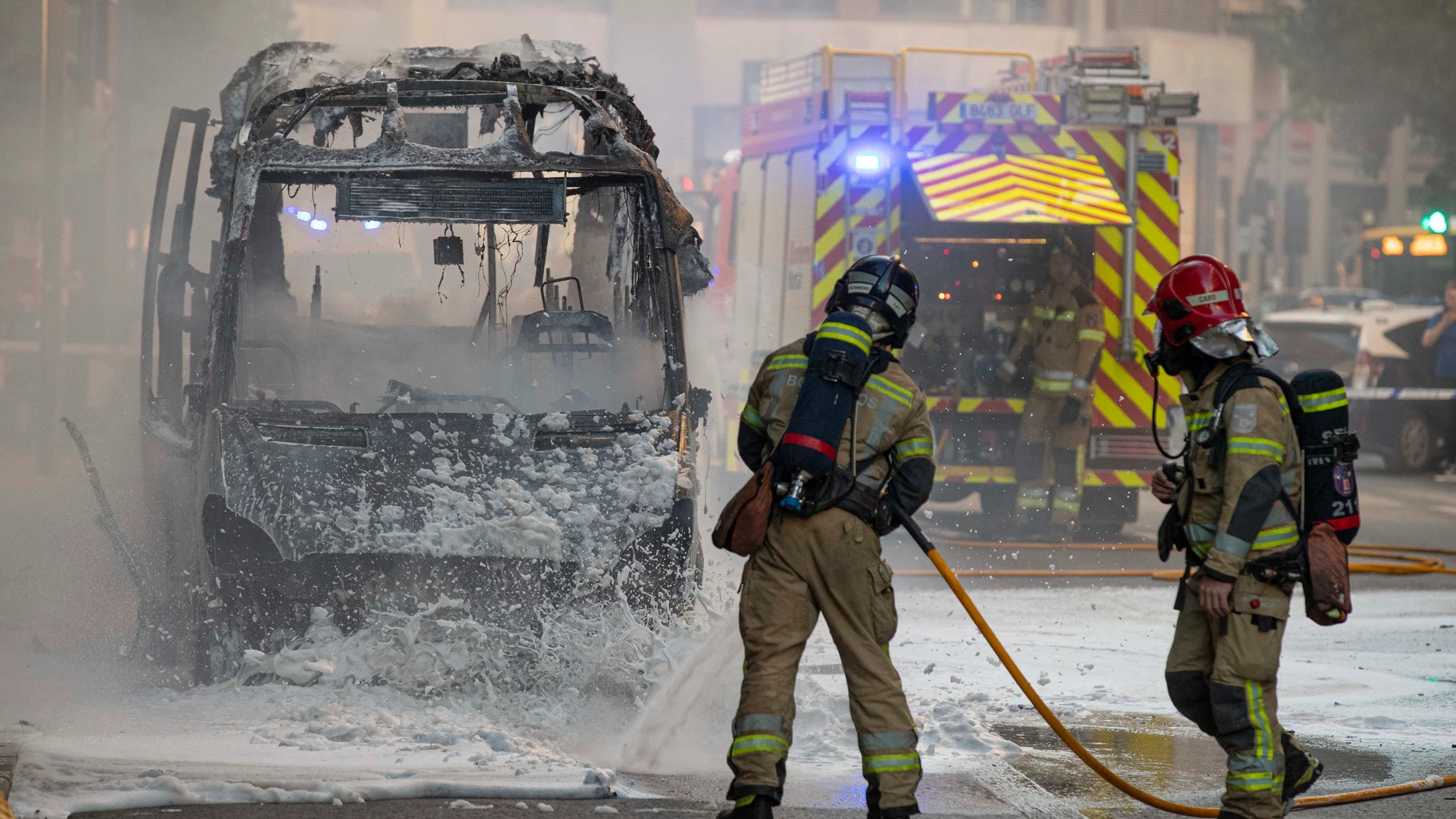 MURCIA, 23/03/2023.- Miembros del cuerpo de bomberos intervienen en labores de extinción tras el incendio de un autobús urbano en la Gran Vía de Murcia, este jueves. Un autobús que hacía la ruta por el centro de Murcia ha comenzado a arder, al parecer por un fallo en el motor, cuando se encontraba en una parada de la Gran Vía, según han informado fuentes del Centro de Coordinación de Emergencias, que han indicado que los pasajeros del vehículo pudieron salir sin sufrir daños. EFE/Marcial Guillén
