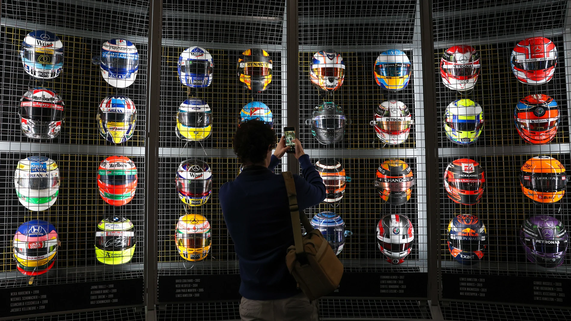 Varios cascos durante la primera exposición oficial de Fórmula 1, en el recinto ferial de la Feria de Madrid, IFEMA, a 23 de marzo de 2023, en Madrid (España). La exposición rastrea las influencias de Enzo Ferrari y Ayrton Senna, así como el gran impacto de la serie de Netflix Drive to Survive. También combina tecnologías interactivas e inmersivas, entrevistas, coches de carrera históricos, otros artefactos e instalaciones de gran escala. 23 MARZO 2023;FÓRMULA 1;COCHES;ENTRETENIMIENTO;EXPOSICIÓN;TECNOLOGÍA;INTERACCIÓN;INMERSIÓN;COCHES DE CARRERA;CARRERAS Marta Fernández Jara / Europa Press 23/03/2023