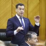 El presidente de la Junta, Juanma Moreno, en la sesión de control al Gobierno andaluz