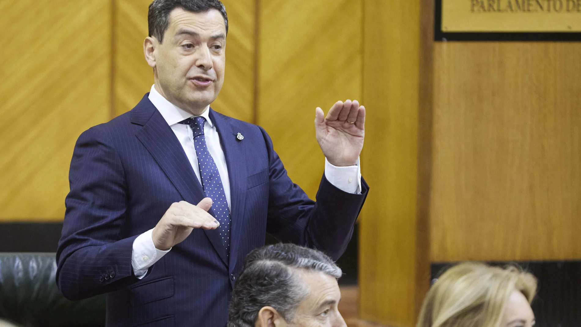 El presidente de la Junta, Juanma Moreno, en la sesión de control al Gobierno andaluz