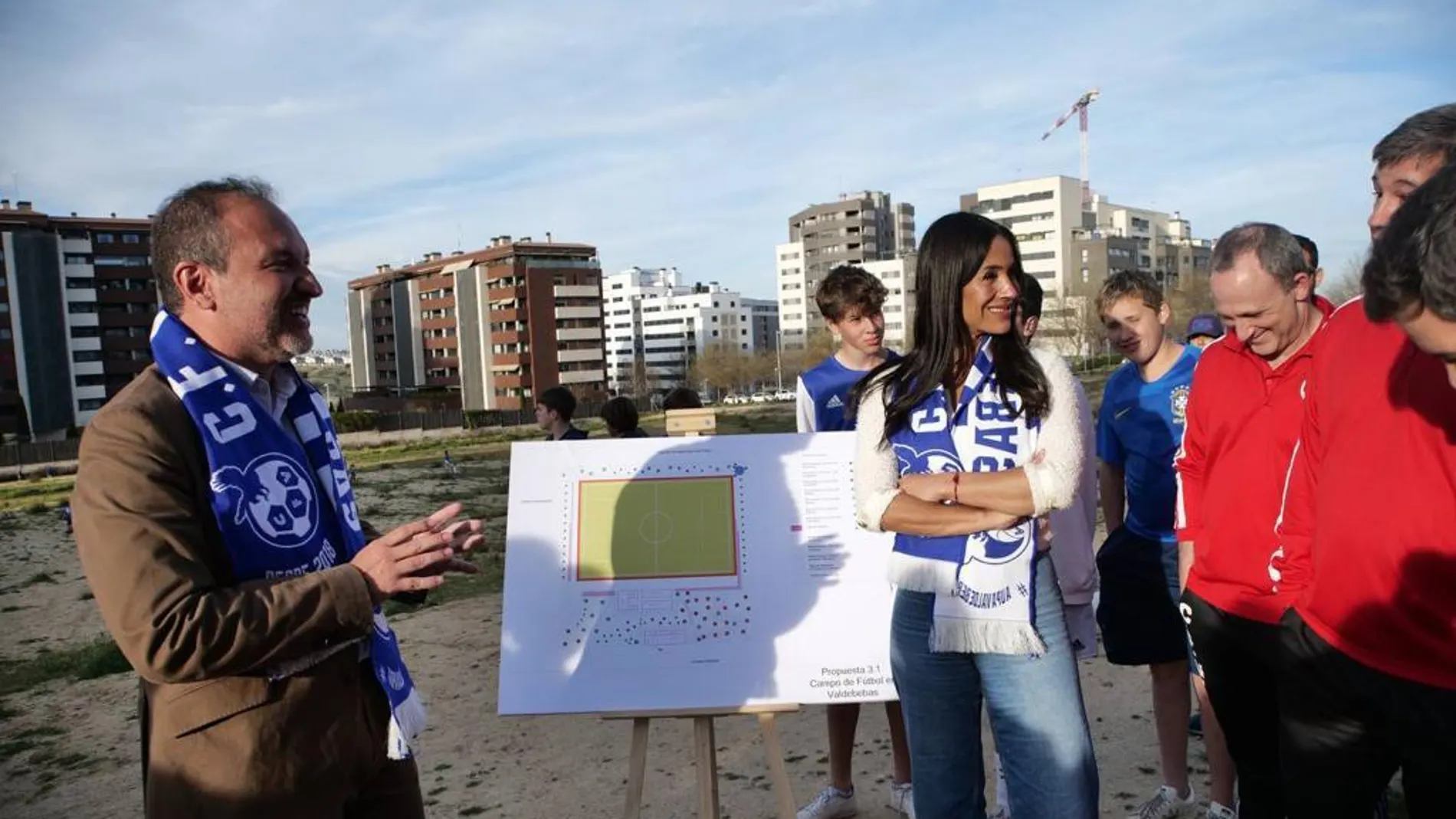 La vicealcaldesa Villacís y el delegado de Desarrollo Urbano, ayer en Valdebebas