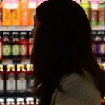 Mujer en un supermercado
