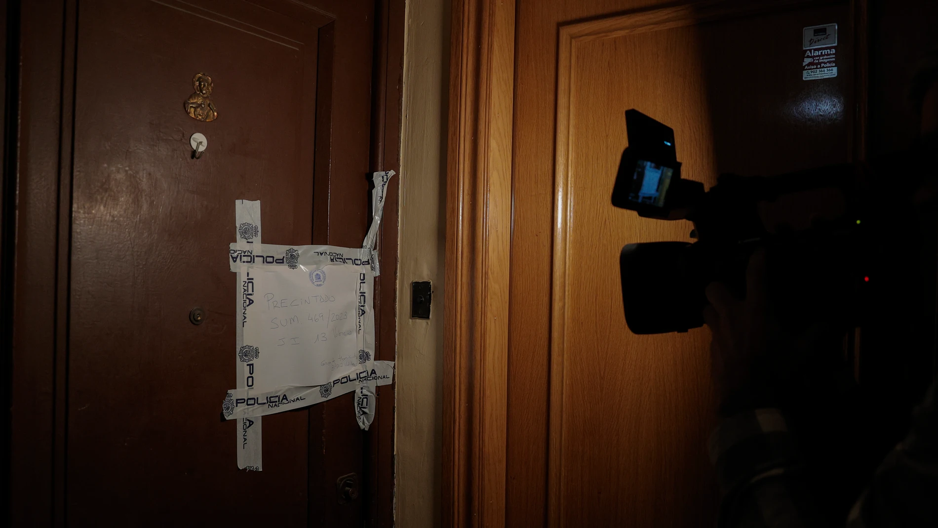 Detalle del precinto policial en la vivienda donde un hombre de 37 años ha matado esta madrugada supuestamente a su madre, de 68, por lo que ha sido detenido