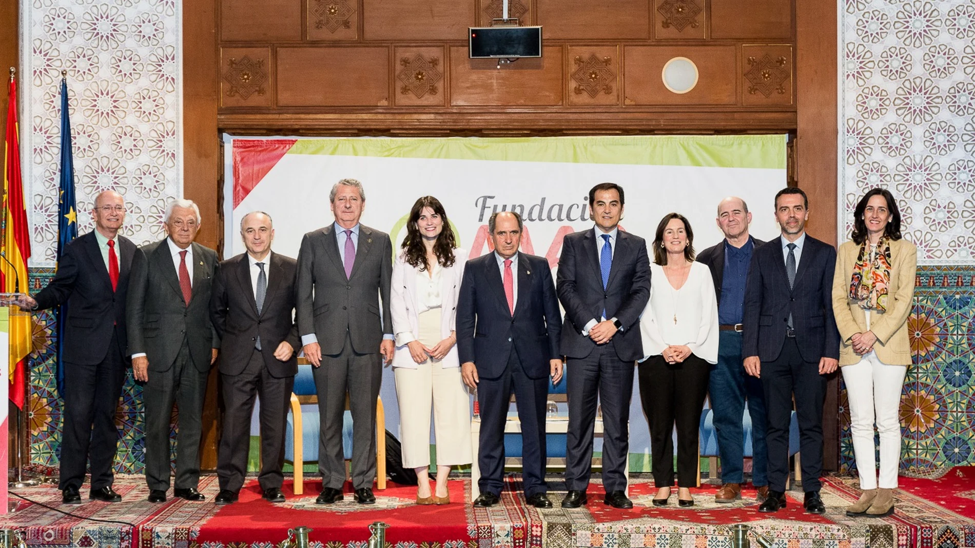 Foto de familia tras la presentación de la "Memoria de actividades 2022"