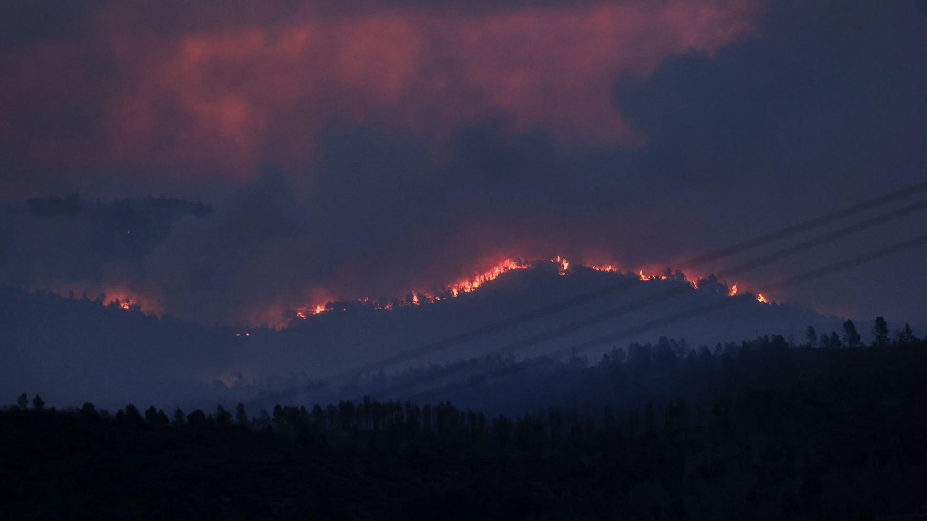 SAN AGUSTÍN (CASTELLÓN), 24/03/2023.- Vista general del incendio forestal declarado ayer en el término municipal de Villanueva de Viver, en la zona limítrofe de las provincias de Castellón y Teruel.
