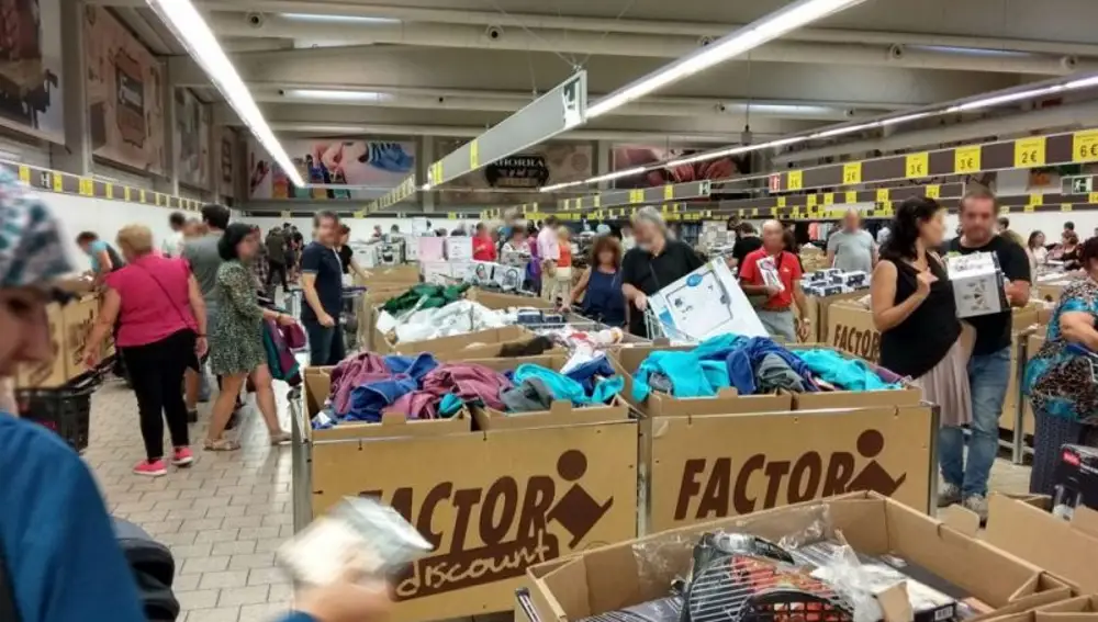 Interior de uno de los Factori Discount de Lidl