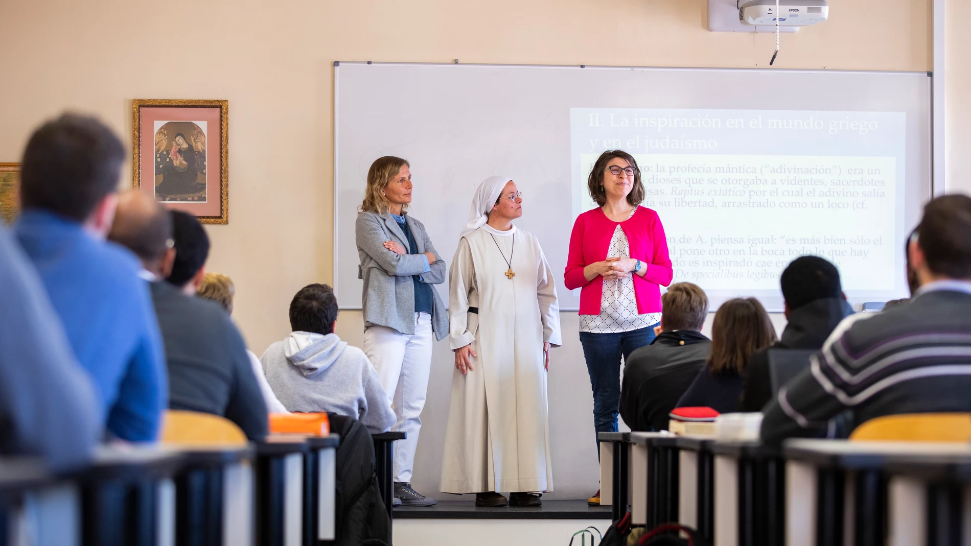 Laicas y religiosas imparten Teología en la universidad madrileña