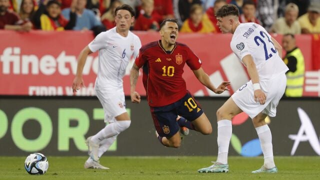 Ceballos sufre una falta en el partido contra Noruega
