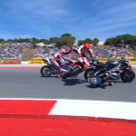 Momento de la caída de Márquez con Oliveira en Portimao