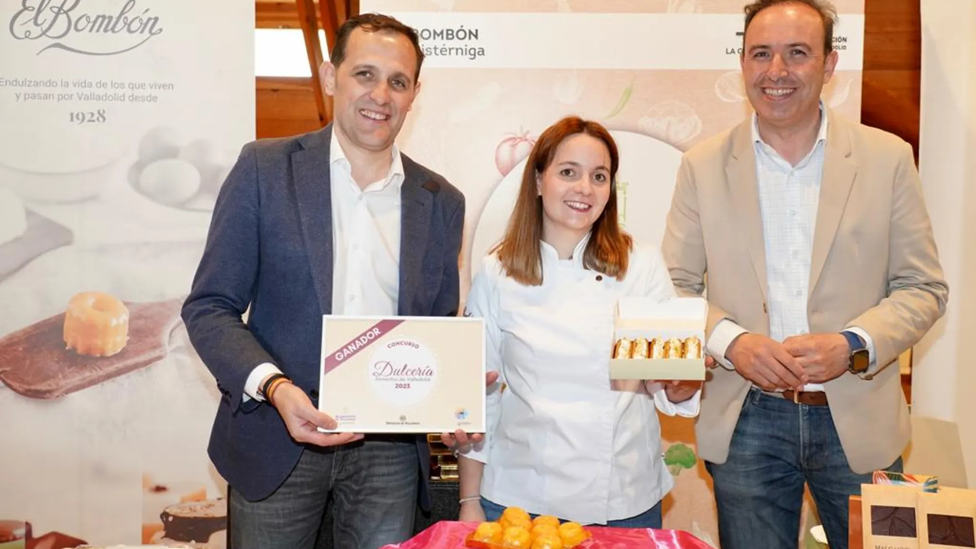 Conrado Íscar junto a Víctor Alonso y la confitera Inés Hernández