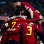 Nacho celebra con sus compañeros el primero de los goles de España