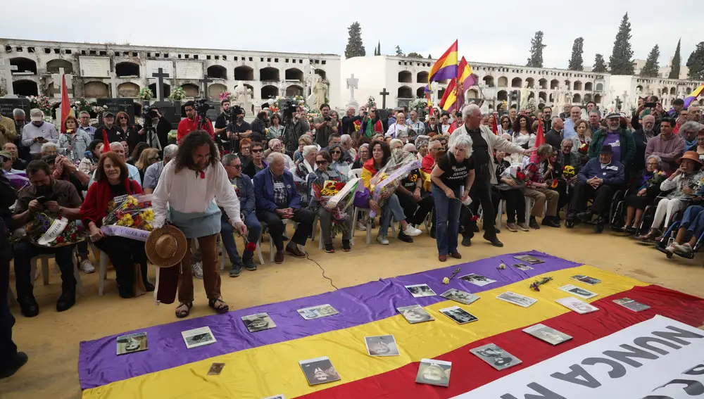 El Ayuntamiento de Sevilla inaugura el osario-memorial de Pico Reja y deposita los restos de 1.786 represaliados