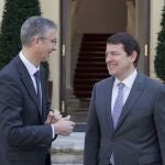 Mañueco ha recibido hoy en la Junta al gobernardor del banco de España, Hernández de Cos