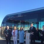 Óscar Puente atiende a la prensa tras visitar el punto de recarga junto a la ministra Raquel Sánchez, Virginia Barcones, el delegado de Iberdrola en Castilla y León, Miguel Calvo, y los concejales Saravia y Vélez