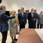Pedro Saura conversa con Javier y Marcos Iglesias, Lucía Miguel, Encarnación Pérez o Santonja, entre otros, durante la visita al Parador de Ciudad Rodrigo
