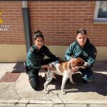 DLos dos agentes y la perra rescatada