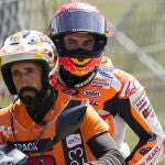Marc, regresando al box tras su caída en Portugal