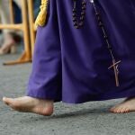 Un nazareno descalzo por la calle