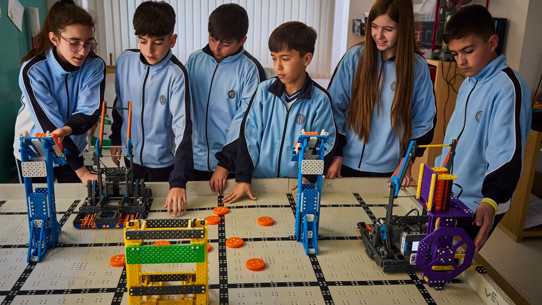 Alumnos de un colegio de Móstoles clasificados para el Mundial de Robótica VEX 2023. Tras alzarse con el premio ganador del Campeonato Nacional de Robótica Educativa, celebrado en Barcelona el pasado 5 de marzo de 2023, los alumnos de primaria del colegio madrileño de la Hijas de la Caridad “Nuestra Señora del Carmen” en Móstoles tienen la oportunidad de representar a España en el Campeonato Internacional que tendrá lugar del 2 al 4 de mayo de 2023 en Dallas, EEUU. VEX Robotics es robótica educativa para todos. Las soluciones VEX abarcan todos los niveles de la educación formal e informal con soluciones accesibles, escalables y asequibles. Más allá de los principios de ciencia e ingeniería, VEX fomenta la creatividad, el trabajo en equipo, el liderazgo y la resolución de problemas entre grupos. © Alberto R. Roldán / La Razón