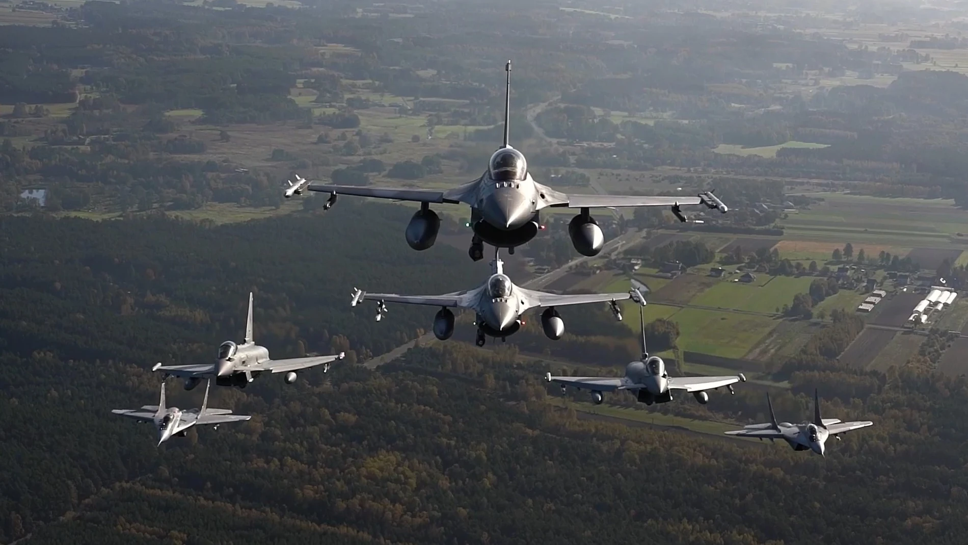 October 12, 2022, ask Air Base, Poland: VIDEO AVAILABLE: CONTACT INFO@COVERMG.COM TO RECEIVE**..Fighter jets from Italy, Poland and the United States took to the skies over NATO's eastern flank as part of NATO's Air Shielding mission. The line-up of aircraft included Italian Eurofighters, Polish F-16s and Polish MiG-29s and United States F-22s. The planned one-day series of aerial manoeuvres were conducted from Åask Air Base in Poland on 12 October 2022...NATO's Air Shielding mission is an increased air and missile defence posture along the Alliance's eastern flank, implemented in the wake of Russia's brutal invasion of Ukraine. Allies have deployed more fighter jets and ground-based air and missile defence systems to protect Allies along the eastern flank against possible air and missile threats. This is purely defensive, and a key component of NATO's enhanced deterrence and defence posture. NATO's Air Shielding involves deployments ranging from a few weeks to several months at air bases and key locations in the eastern part of the Alliance...Footage includes aerial manoeuvres of Italian Eurofighters, Polish F-16s and MiG-29s, and US F-22s...The aerial manoeuvres come amid increased tensions on NATO's Eastern flank due to Russia's war in Ukraine and threats from Kremlin leaders to members of the NATO Alliance...Where: Åask Air Base, Poland.When: 12 Oct 2022.Credit: US Air Force/Cover Images..**EDITORIAL USE ONLY. MATERIALS ONLY TO BE USED IN CONJUNCTION WITH EDITORIAL STORY. THE USE OF THESE MATERIALS FOR ADVERTISING, MARKETING OR ANY OTHER COMMERCIAL PURPOSE IS STRICTLY PROHIBITED. MATERIAL COPYRIGHT REMAINS WITH STATED SUPPLIER. (Foto de ARCHIVO) 12/10/2022