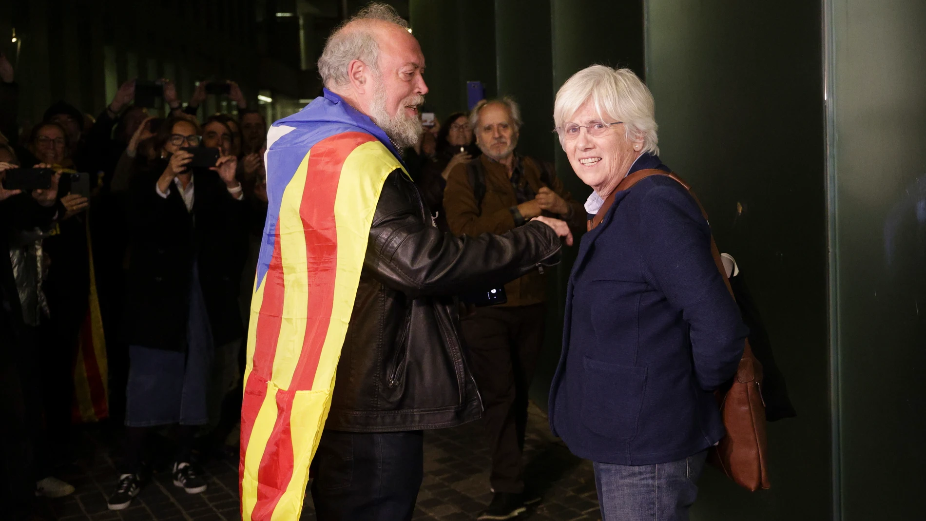 BARCELONA, 28/03/2023.- El juez de guardia ha dejado en libertad a la exconsellera de Enseñanza y eurodiputada de Junts, Clara Ponsatí (d), a quien los Mossos d'Esquadra han detenido esta tarde a raíz de una orden del Tribunal Supremo, que la mantiene procesada por un delito desobediencia. EFE/Quique García