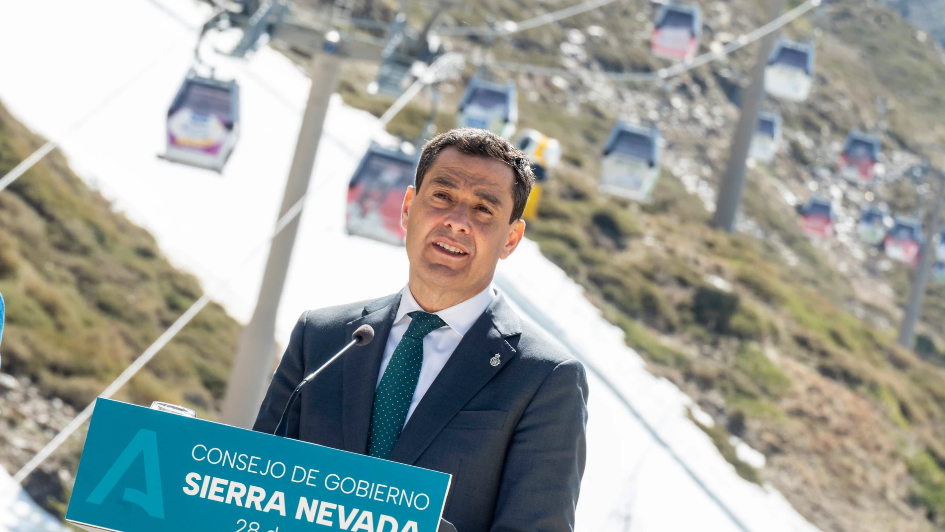 GRAFAND9536. MONACHIL(GRANADA), 28/03/2023.- El presidente de la Junta de Andalucía, Juanma Moreno tras la reunión ordinaria del Consejo de Gobierno celebrada hoy en Sierra Nevada. EFE/ Miguel Ángel Molina