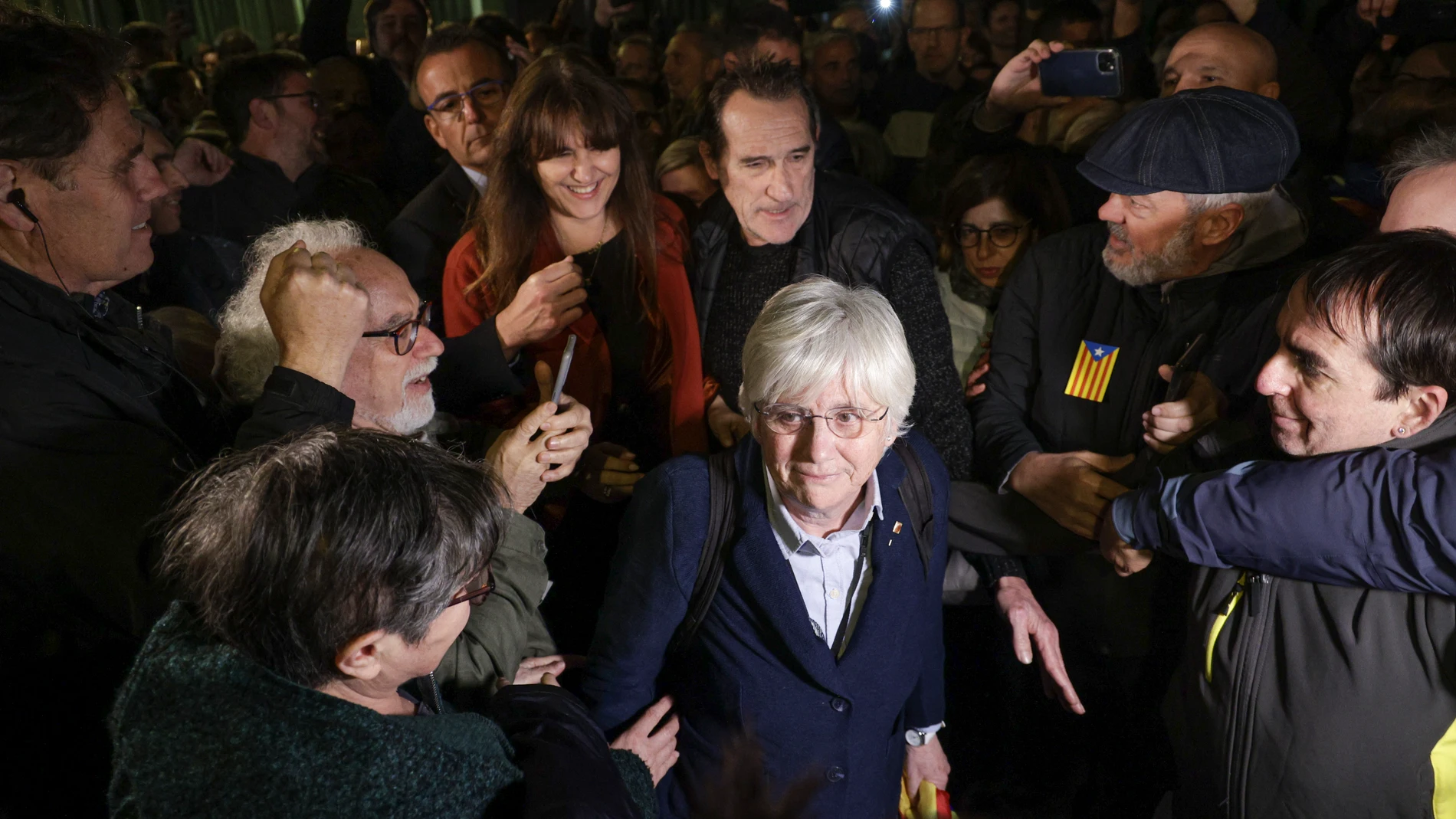 BARCELONA, 28/03/2023.- El juez de guardia ha dejado en libertad a la exconsellera de Enseñanza y eurodiputada de Junts, Clara Ponsatí (c), a quien los Mossos d'Esquadra han detenido esta tarde a raíz de una orden del Tribunal Supremo, que la mantiene procesada por un delito desobediencia. EFE/Quique García