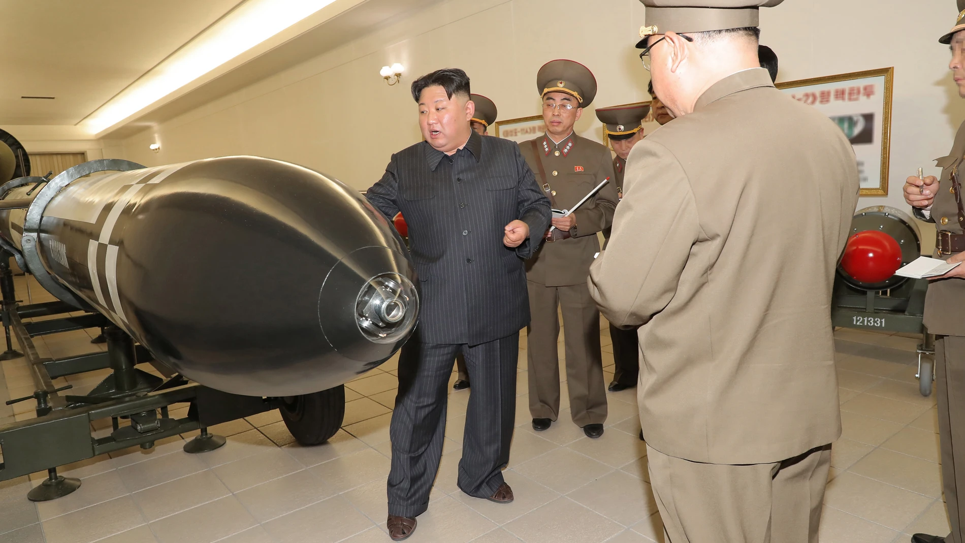 Pyongyang (Korea, Democratic People''s Republic Of), 27/03/2023.- A photo released by the official North Korean Central News Agency (KCNA) shows North Korean leader Kim Jong Un speaking to officials during a visit to the Nuclear Weapons Institute in Pyongyang, North Korea, 27 March 2023 (issued 28 March 2023). According to KCNA, North Korean leader Kim Jong Un 'guided the work for mounting nuclear warheads on ballistic missiles' at the institute. EFE/EPA/KCNA EDITORIAL USE ONLY