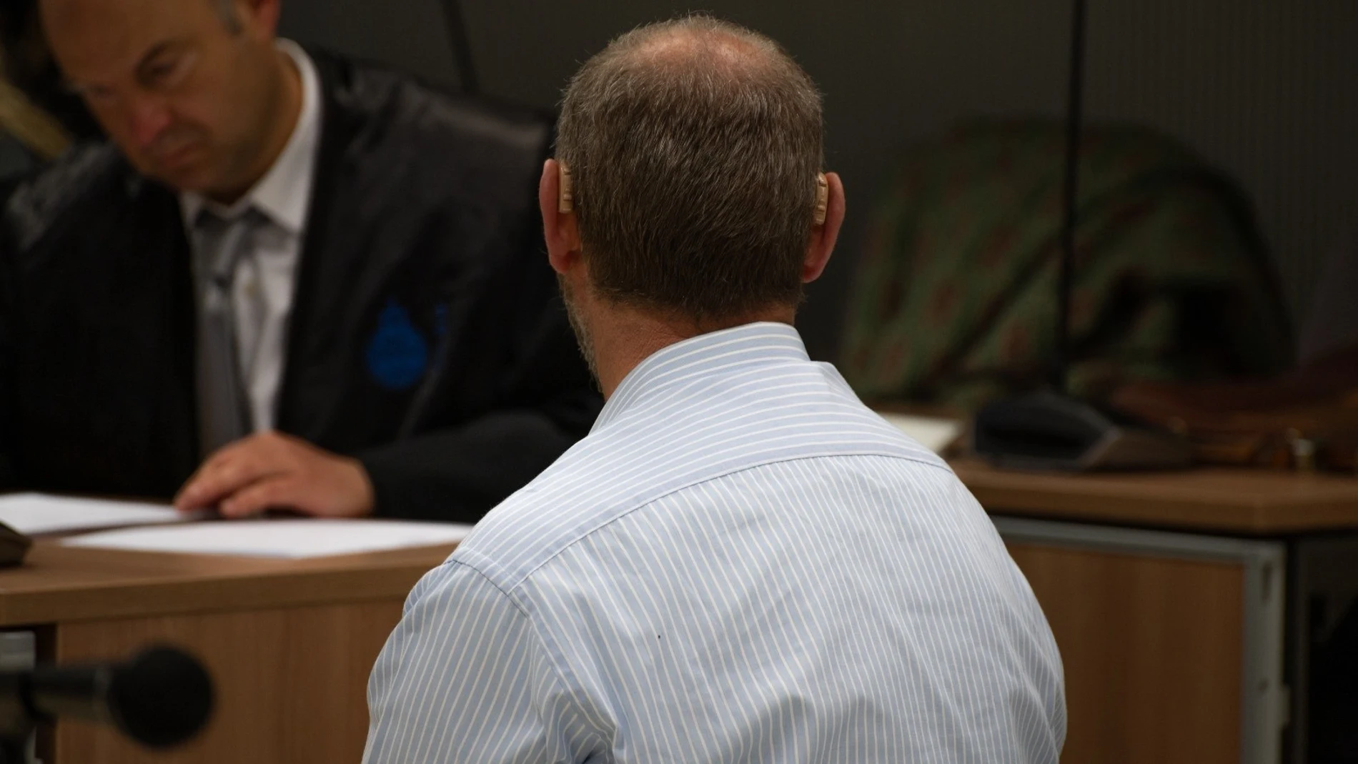 Imagen del acusado y el tribunal en la sala del juicio