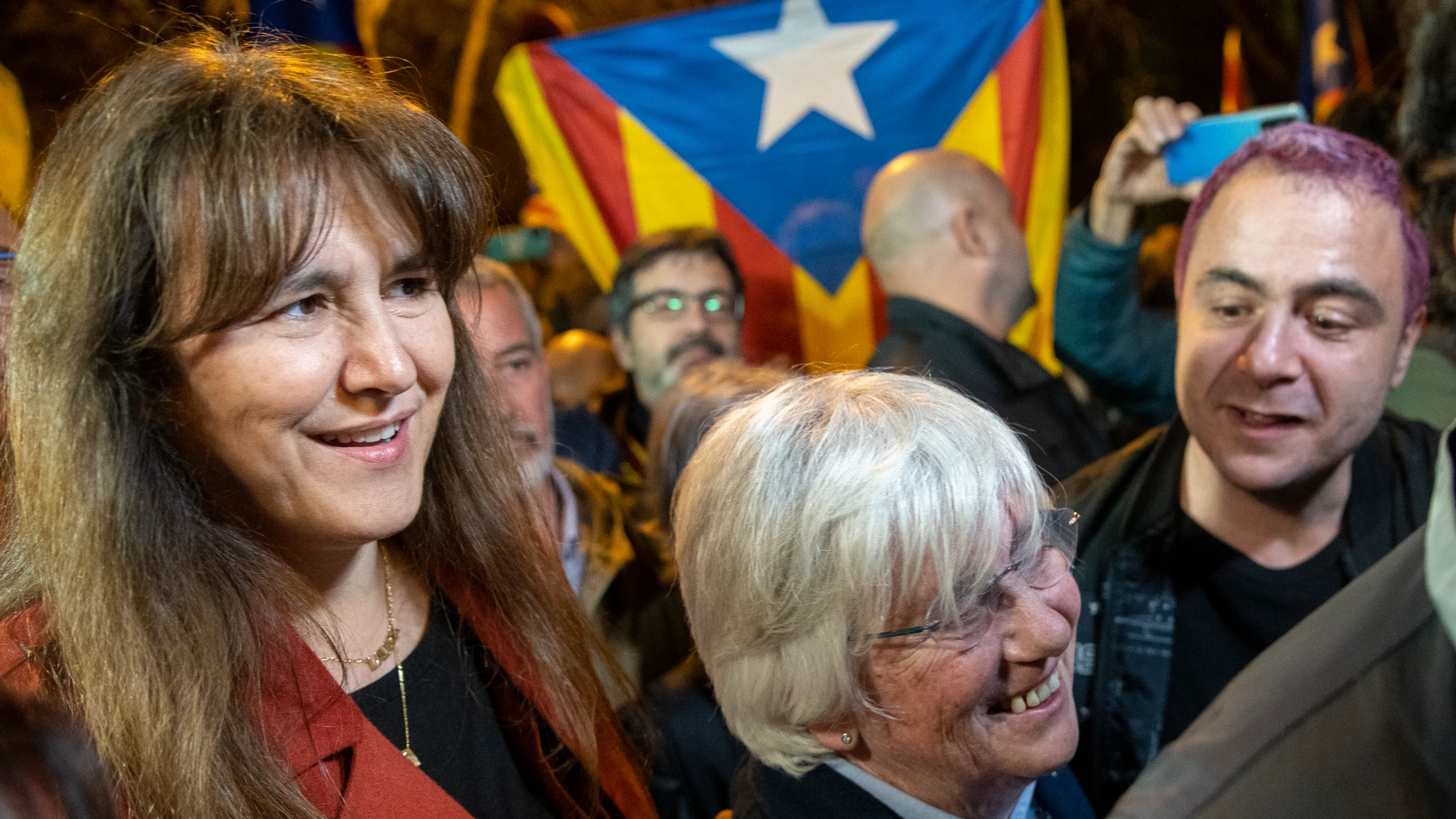 La exconsellera de Educación de la Generalitat Clara Ponsatí junto con la presidenta de Junts, Laura Borràs, a su salida en libertad provisional de la Ciutat de la Justícia, a 28 de marzo de 2023, en Barcelona, Cataluña (España). La exconsellera Clara Ponsatí ha salido en libertad provisional tras pasar a disposición judicial a raíz de su detención este martes por la tarde por su orden de detención en Barcelona por presunta desobediencia el 1-O, y el juez instructor del Tribunal Supremo (TS) Pablo Llarena la ha citado para tomarle declaración como investigada el 24 de abril. 28 MARZO 2023 Lorena Sopêna / Europa Press 28/03/2023