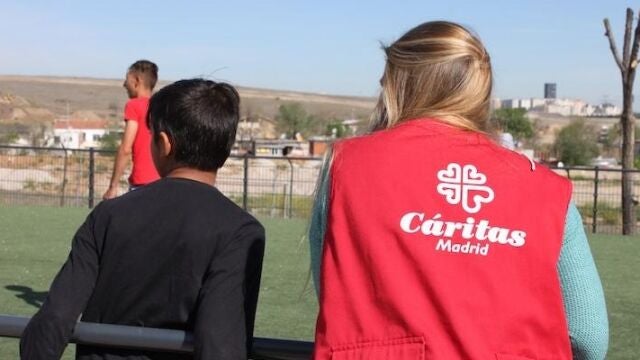 Una voluntaria de Cáritas colabora en uno de los proyectos sociales de la ONG católica el pasado mes de marzo en la periferia de Madrid
