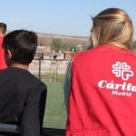 Una voluntaria de Cáritas colabora en uno de los proyectos sociales de la ONG católica el pasado mes de marzo en la periferia de Madrid
