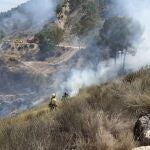 MURCIA.-Incendios.- Efectivos trabajan en la extinción de un incendio declarado junto al monte La Atalaya de Cieza (Murcia)