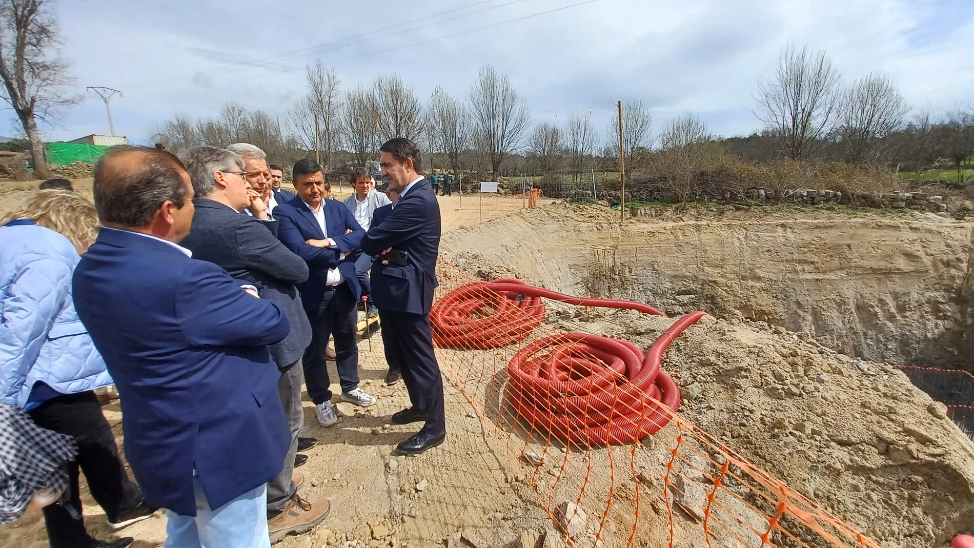 El consejero de Medio Ambiente, Vivienda y Ordenación del Territorio, Juan Carlos Suárez-Quiñones, visita las obras de la depuradora de la localidad abulense de Burgohondo