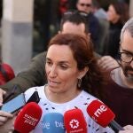 La portavoz de Más Madrid en la Asamblea de Madrid, Mónica García, atiende a los medios de comunicación antes de la manifestación convocada por entidades sociales, profesionales de la sanidad y organizaciones sindicales por la defensa del sistema sanitario público madrileño, a 26 de marzo de 2023, en Madrid .