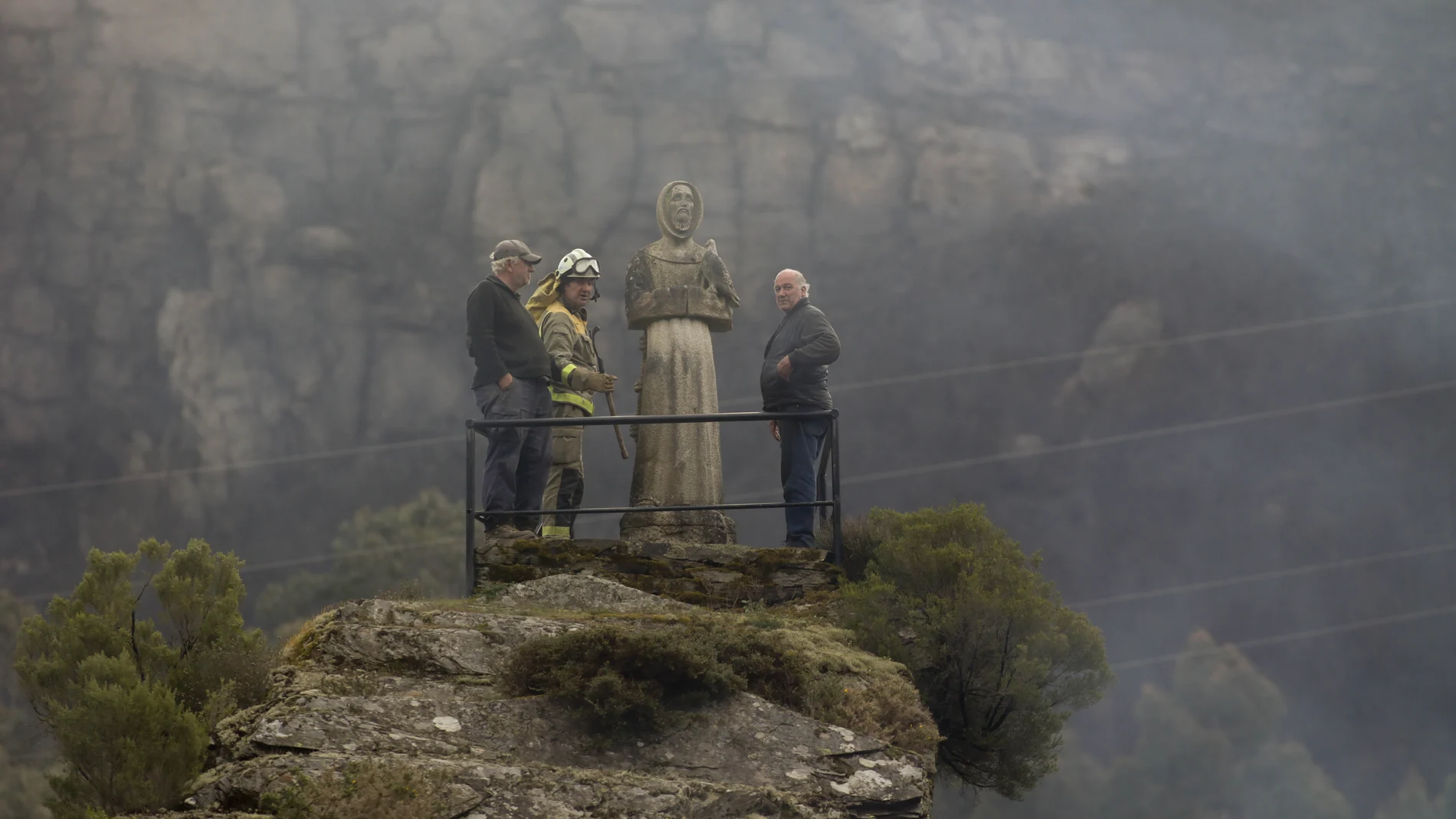 Imagen de archivo de un incendio forestal en Galicia el año pasado.