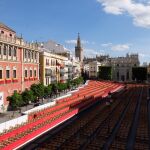 Palcos de la plaza de San Francisco de Sevilla, dispuestos para recibir a las cofradías