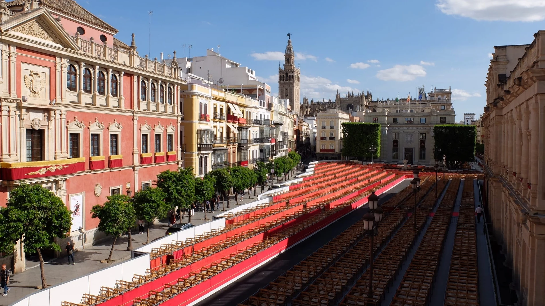 Palcos de la plaza de San Francisco de Sevilla, dispuestos para recibir a las cofradías