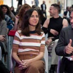 La ministra de Derechos Sociales y Agenda 2030, Ione Belarra, acompañada por el politólogo Juan Carlos Monedero, durante el acto de entrega de los Premios Linces Moradas que se celebra en Madrid. 