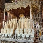 El paso de palio de la Macarena ya luce en la basílica con su clásica ornamentación floral blanca