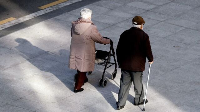 Dos jubilados paseando